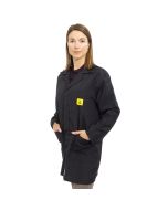 With a prominent ESD badge, this ESD lab jacket in black has two side pockets and a breast pocket